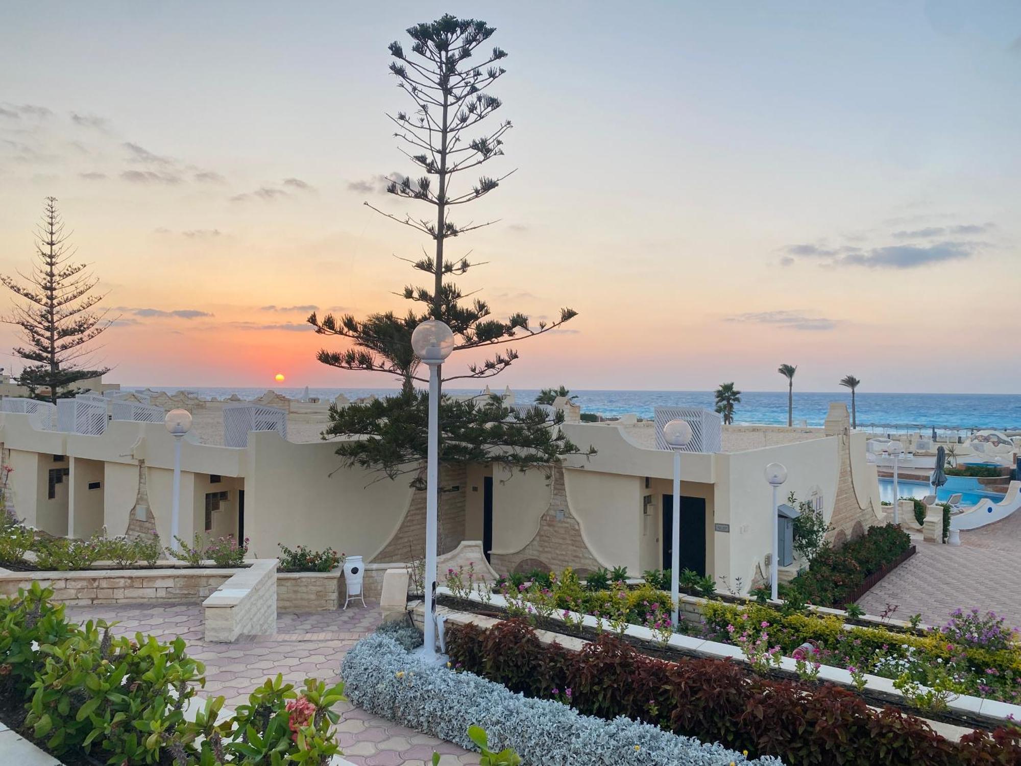 伊砵罗特博格厄尔阿拉巴酒店 伯格埃拉伯 外观 照片 Sunset at the hotel