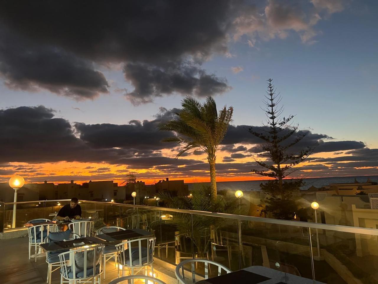 伊砵罗特博格厄尔阿拉巴酒店 伯格埃拉伯 外观 照片 Sunset at the beach